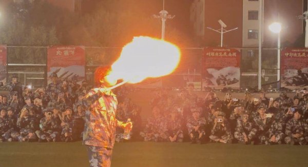 金控配资 兰州大学军训期间大一女生表演川剧吐火，校方：学生来自东北，因个人爱好自学