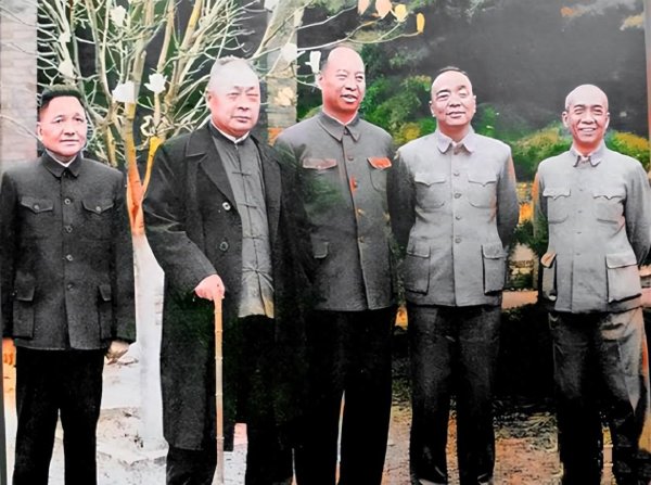通弘网 1963年五位元勋合影：陈毅拄着拐杖，邓公站边缘，站C位的是谁？